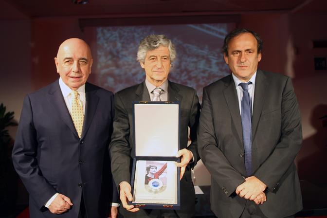 In una premiazione con Galliani e Platini. Afp
